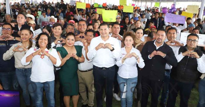 Entrega Alejandro Armenta insumos para el campo y obra comunitaria en Tecamachalco