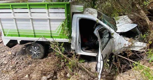Hallan dos vehículos con siete cadáveres en barranca de Chilapa-Atlixtac, Guerrero