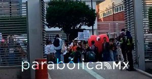Marchan estudiantes de la BUAP ante cierre del paro