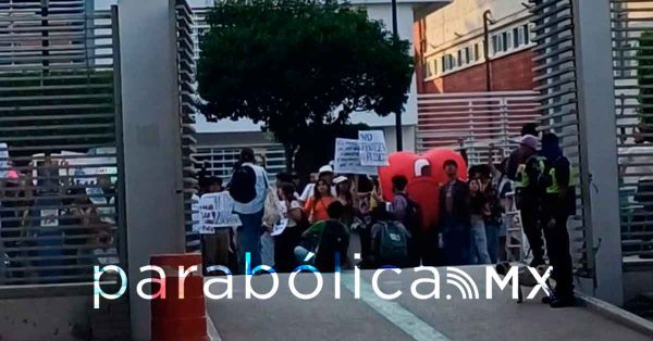 Marchan estudiantes de la BUAP ante cierre del paro