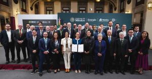 Firman Sheinbaum y gasolineros acuerdo para costo m&aacute;ximo de gasolina