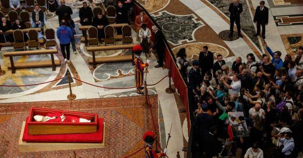 Despiden fieles al papa Francisco