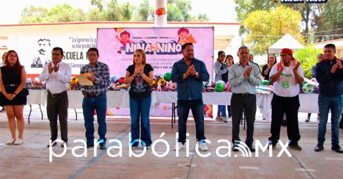 Entregan juguetes en cuatro escuelas primarias y un preescolar de Huejotzingo
