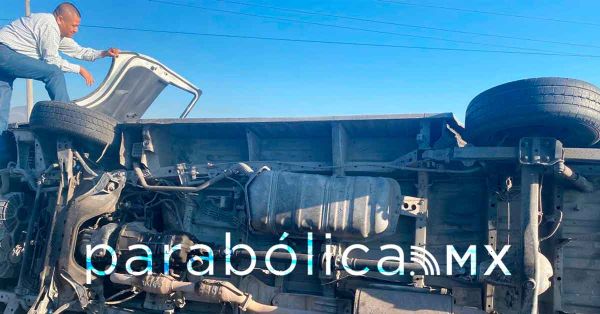 Deja varios lesionados la volcadura de una combi en la Izúcar-Atencingo