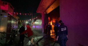 Atienden bomberos de Cuautlancingo incendio en ferreter&iacute;a por uso de pirotecnia