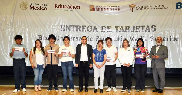 Entregan tarjetas de la Beca Universal de Educaci&oacute;n Media Superior &ldquo;Benito Ju&aacute;rez&rdquo;