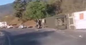 Arrasan con cajas de uvas tiradas en la Puebla-Orizaba