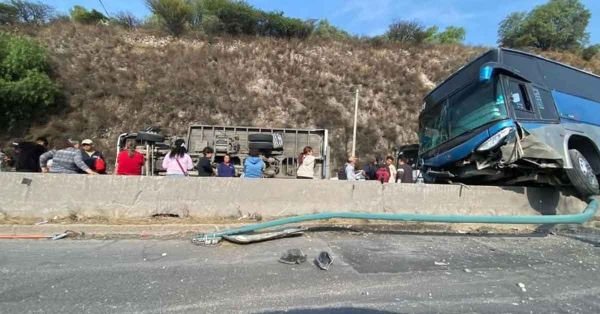 Chocan autobús y camión de carga en la México-Querétaro
