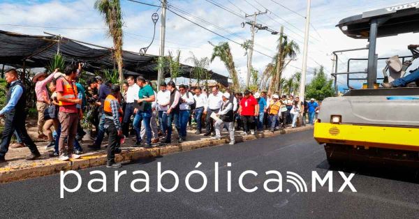 Supervisa Armenta reencarpetado de carretera en San Francisco Totimehuacan