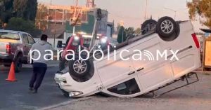 Vuelca auto en la federal a Atlixco
