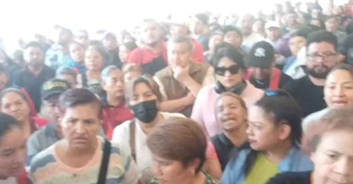 Protestan comerciantes del mercado Cosme del Razo; los atiende Tonantzin Fern&aacute;ndez