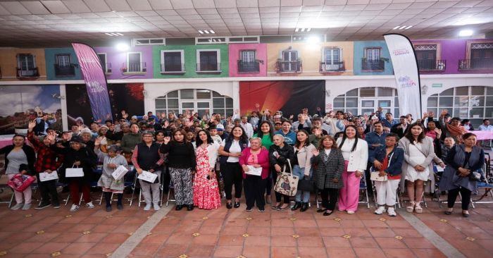 Impulsa Lupita Cuautle la inclusión con entrega de aparatos auditivos