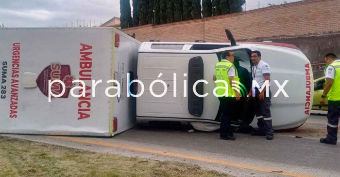 Vuelca ambulancia en Periférico Ecológico; descarta Salud lesionados de gravedad