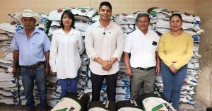 Entrega Omar Muñoz apoyos a agricultores de San Lorenzo Almecatla