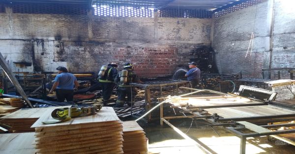 Reportan el incendio de un taller de carpintería en Chipilo, hay un lesionado