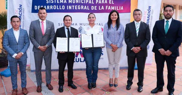 Firma Lupita Cuautle convenio con CECATI No 139