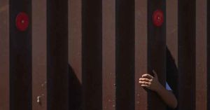 Alertan por agentes migratorios encubiertos en frontera con México