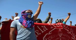 Piden normalistas de Ayotzinapa pago de sus becas y bloquean la Autopista del Sol