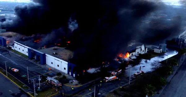 Consume el fuego una fábrica en Apodaca, Nuevo León