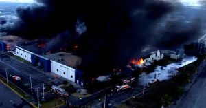 Consume el fuego una f&aacute;brica en Apodaca, Nuevo Le&oacute;n