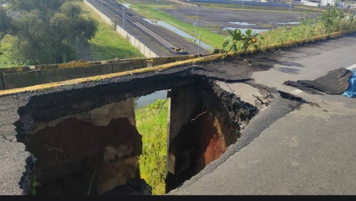 Se forma socav&oacute;n en bulevar Aeropuerto en Huejotzingo