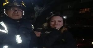 Salvan bomberos de la CDMX al gato de Regina Blandón