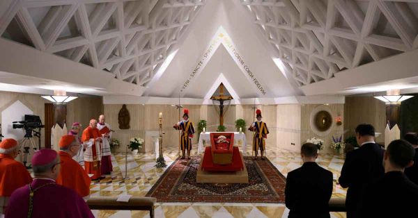 Difunde Vaticano primeras imágenes del papa Francisco en su féretro