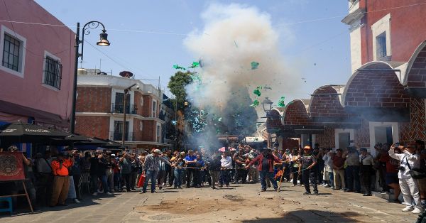 Arden varios políticos en el Barrio del Artista en la Quema de Judas