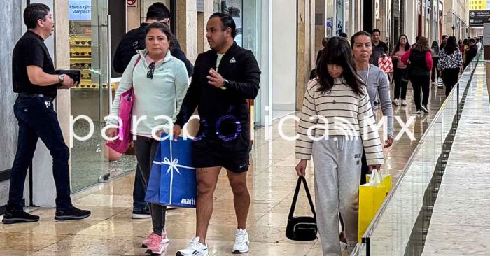 Abarrotan poblanos Centros Comerciales, plazas y el Centro por Navidad