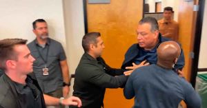 Someten al senador demócrata Alex Padilla por increpar a funcionaria de Trump