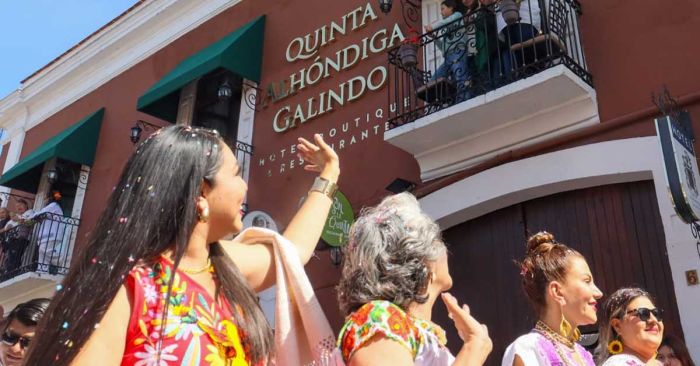 Encabeza Tonantzin Fern&aacute;ndez tradicional Desfile de Independencia