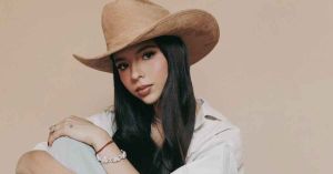 Sorprende Ángela Aguilar en conciertos de Pepe Aguilar y Christian Nodal