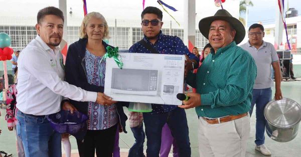 Festeja Severiano de la Rosa a madres en Amozoc