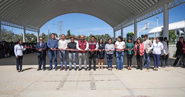 Entregan Omar Muñoz y Carlos Ochoa arco techo en primaria