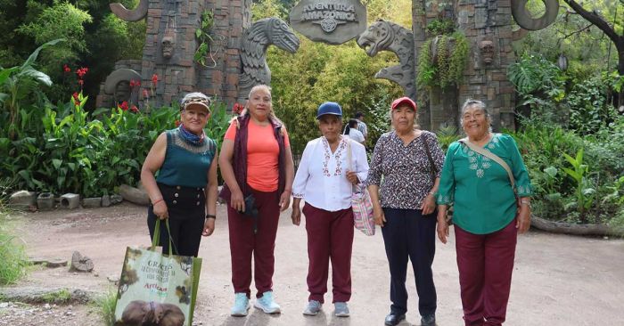 Lleva SMDIF Cuautlancingo a Africam Safari a adultos mayores