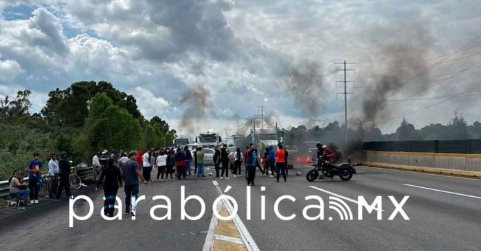 Vuelven habitantes de Xoxtla a cerrar la México-Puebla 