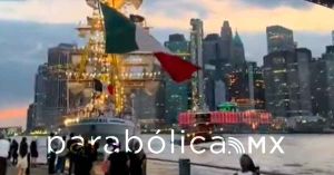 Choca Buque de la Marina contra el puente de Brooklyn en Nueva York