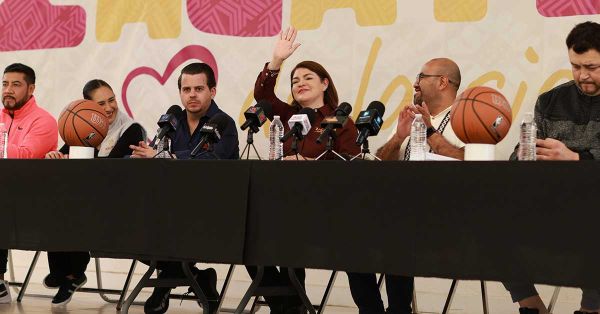 Comparten leyendas del básquetbol historias con niñas y niños de Zacatlán