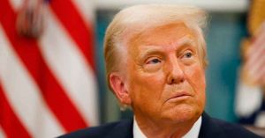 Repudian gobernadores de Illinois y Massachusetts &quot;demencia&quot; y &quot;autoritarismo&quot; de Trump