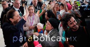 Llega Claudia Sheinbaum a Canadá; es recibida por migrantes