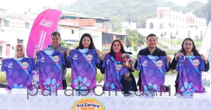 Presenta Lupita Cuautle medalla y playera de la 1ª Carrera Canina