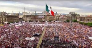 Asisten pol&iacute;ticos poblanos al informe de 100 d&iacute;as de Claudia Sheinbaum