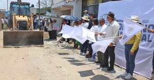 Encabeza Omar Muñoz inicio de pavimentación en Almecatla