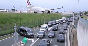 Deja huelga de Taxistas en París tráfico de 400 km