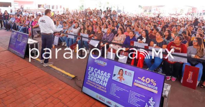 Entrega Armenta llaves de los Centros LIBRE Casas Carmen Serdán en Calpan y Santa Isabel Cholula.