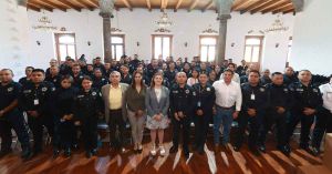 Entrega Bety S&aacute;nchez uniformes y equipamiento a polic&iacute;as