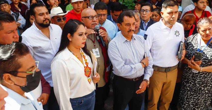 Atiende Tonantzin Fernández a locatarios del mercado Cosme del Razo