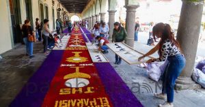 Encabeza Tonantzin Fernández colocación de la alfombra monumental