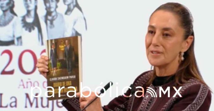 Presenta Sheinbaum su primer libro en la mañanera