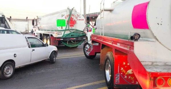 Bloquean piperos la México-Texcoco; protestan por cierres de pozos de agua